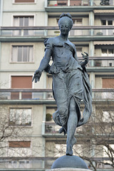 BESANCON: Place Flore: retour de la statue 01.