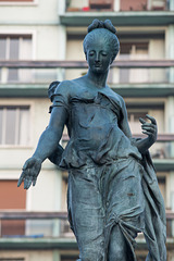 BESANCON: Place Flore: retour de la statue 02.