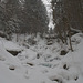 Der gefrorene und verschneite Wasserfall Trufanez