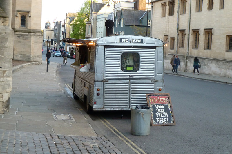 Oxford 2013 – Wood-fired pizza in a Citroën HY