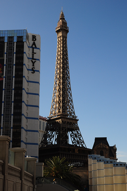 Eiffelturm ...   Maßstab 1:2