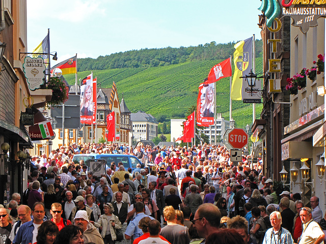 Die Stadt ist voller Menschen - Weinfest 2010 Bernkastel-Kues