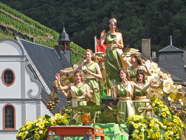 Festwagen von Bernkastel-Kues zum Wein-Festumzug 2010