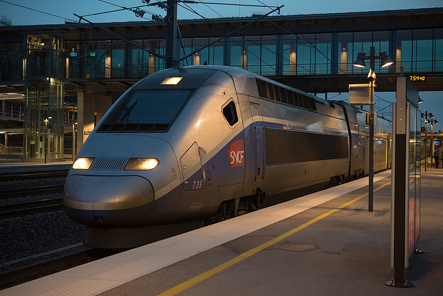 Auxons-Dessous: Gare Besançon Franche-Comté TGV: Départ du TGV 6388 pour Marseille St Charles.