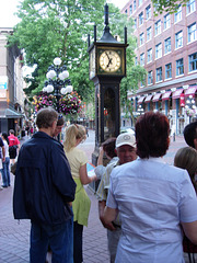 Back in town, a friendly Canadian gives us dining suggestions in front of Vancouver's steam powered clock