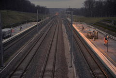 Auxons-Dessous: Gare Besançon Franche-Comté TGV:Vue des voies en direction de Dijon depuis la paserelle