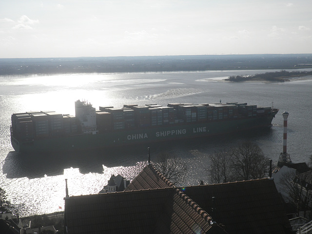 Containerschiff  XIN  HONG KONG auf der Elbe