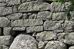 Mur à Rieutord-d'Aubrac (Lozère, région Languedoc-Roussillon, France)