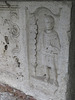 Aquincum : porte-enseigne au côté d'un sarcophage.