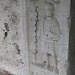 Aquincum : porte-enseigne au côté d'un sarcophage.