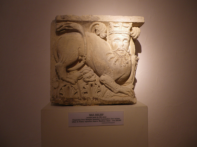 Bas-relief d'une abbaye d'inspiration sassanide.