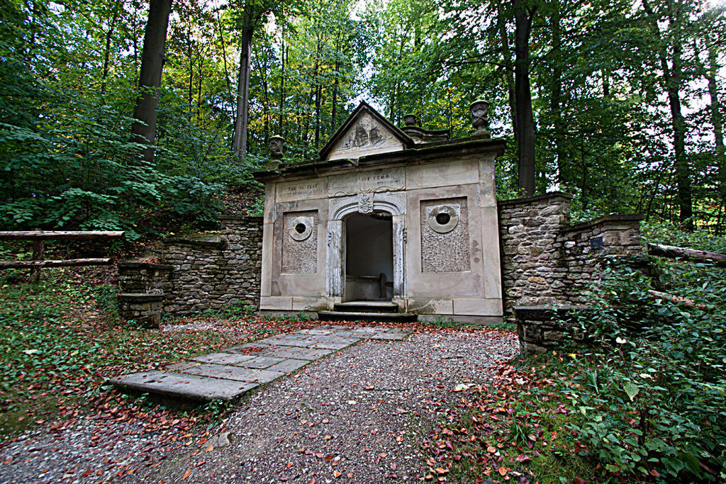 20121008 1442RWw Mausoleum