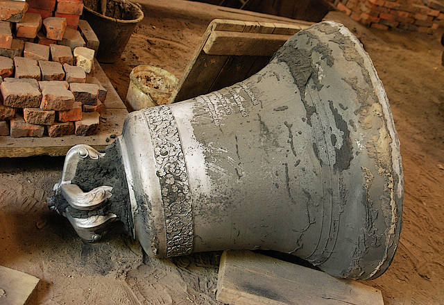 Température de fusion du bronze , près de 1200 ° C , alliage de 22% d'étain et 78% de cuivre ( environ )