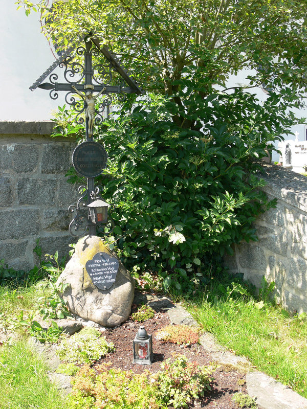 Grab im Friedhof Weißenregen