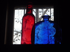 Botellas roja y azul