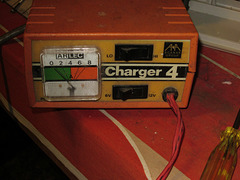 201208CarBatteryCharger 002