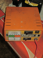 201208CarBatteryCharger 003