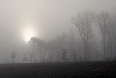 AUXONS-DESSUS: Levé du soleil dans le brouillard.