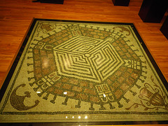 Musée de Zajecar : mosaïque au labyrinthe du palais de Romulianum.