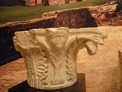 Musée de Zajecar : piliers avec motifs végétaux