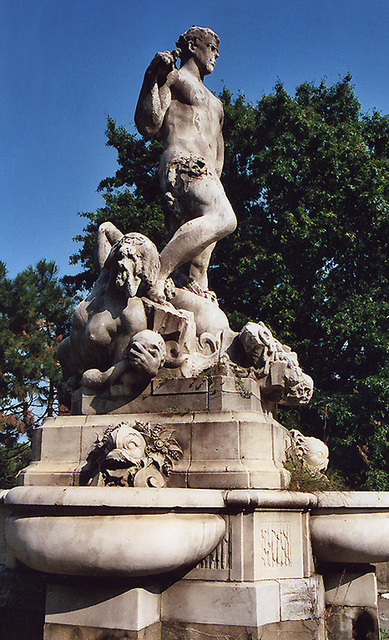 Fountain Near the Kew Gardens Courthouse, Sept. 2006