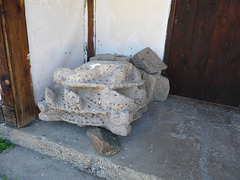 Justiniana Prima : fragments architectoniques près de la réserve archéologique.