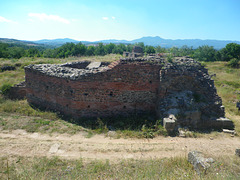 Justiniana Prima : tour de l'enceinte nord vue de profil.