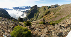 Madeira. Blick vom Pico do Arieiro (1818m) hinab in's  Nonnental. Rechts im Hintergrund der Pico Ruivo (1862m) der höchste Berg der Insel.©UdoSm
