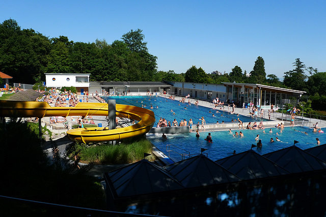 Waldschwimmbad Kronberg an einem strahlenden Augusttag 2013