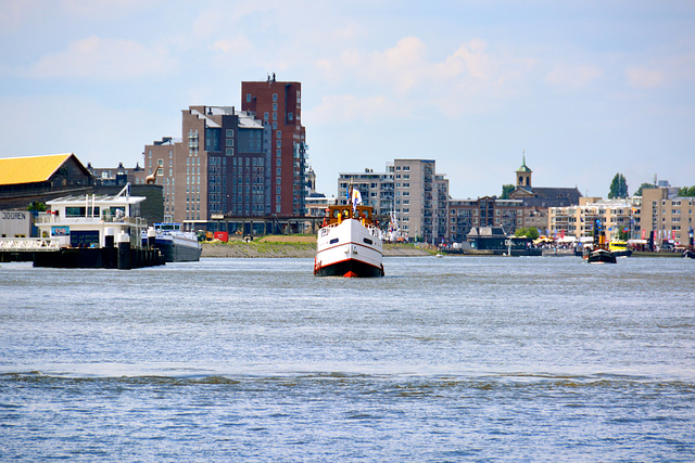 Dordt in Stoom 2014 – SS Succes aproaching Dordt in Stoom 2014 – SS Succes aproaching
