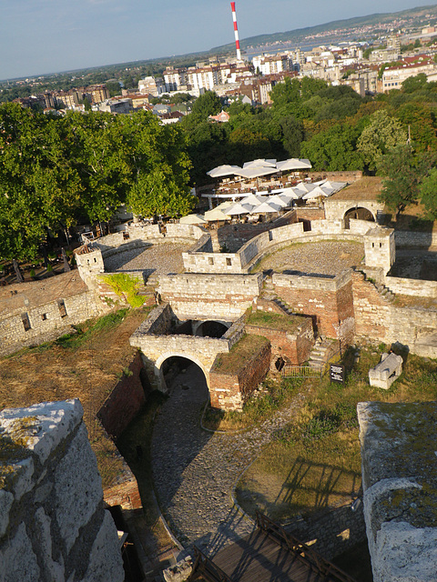 Belgrade, Kalemegdan : la porte de Zindan vue depuis la tour du despote