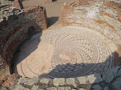 Palais de Romulianum : thermes quadrifoliés avec mosaïque.