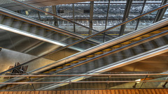 Méroux-Moval: Escaliers roulant de le gare TGV.