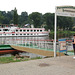 Donjeto informiĝas pri la veturigplano de ŝipoj ekde Pirna (Klein-Dorchen informiert sich über den Schiffsfahrplan von Pirna aus)