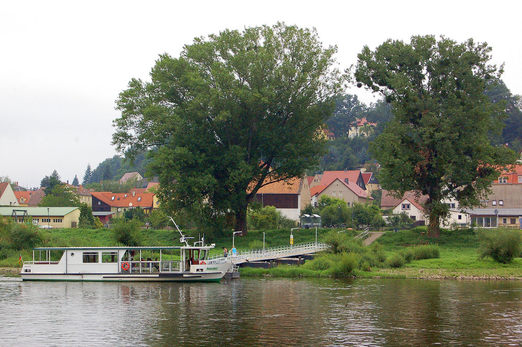 pramo transe de la rivero Elbe (Fähre jenseits der Elbe)