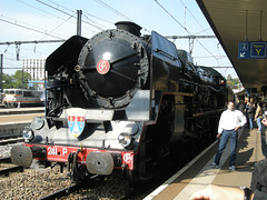 DIJON: "Journée du Patrimoine", Avant le   départ de la locomotive à vapeur 241P17".