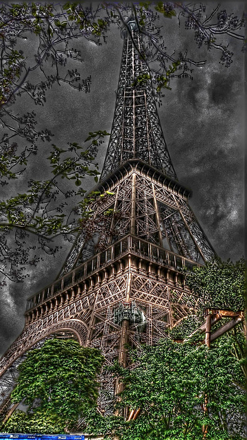 PARIS: Au pieds de la tour...