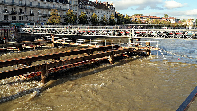 BESANCON: Travaux du tram: reconstruction du pont Battant 02.