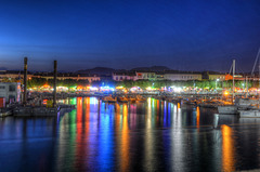 SAINT-RAPHAEL: Le port de nuit, passage d'un bateau....