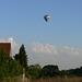 Heißluftballon über Häuser