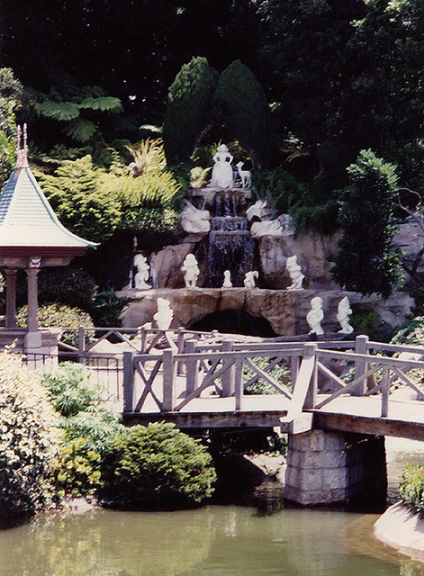 Snow White Grotto in Disneyland, 1993