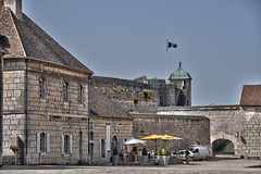 BESANCON: La Citadelle: La tour de la Reine depuis la cour des Cadets.