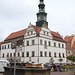 Urbodomo kaj puto - Rathaus und Brunnen