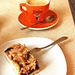 Prunkuko kaj taso kun kafo - Pflaumenkuchen und eine Tasse Kaffee