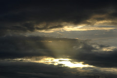 Rayons de soleil à travers les nuages. HDR
