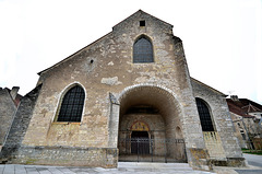 PESMES: Entrée de l'église Saint-Hilaire.