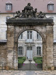 BESANCON Porte près de la place de la Révolution.