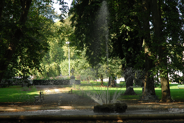 BESANCON: La fontaine du parc Chamars.