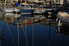 FREJUS: Reflet de bateaux dans le port.