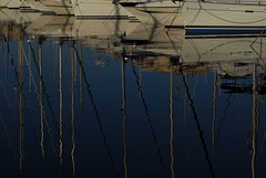 FREJU: Reflet de bateaux dans le le port.